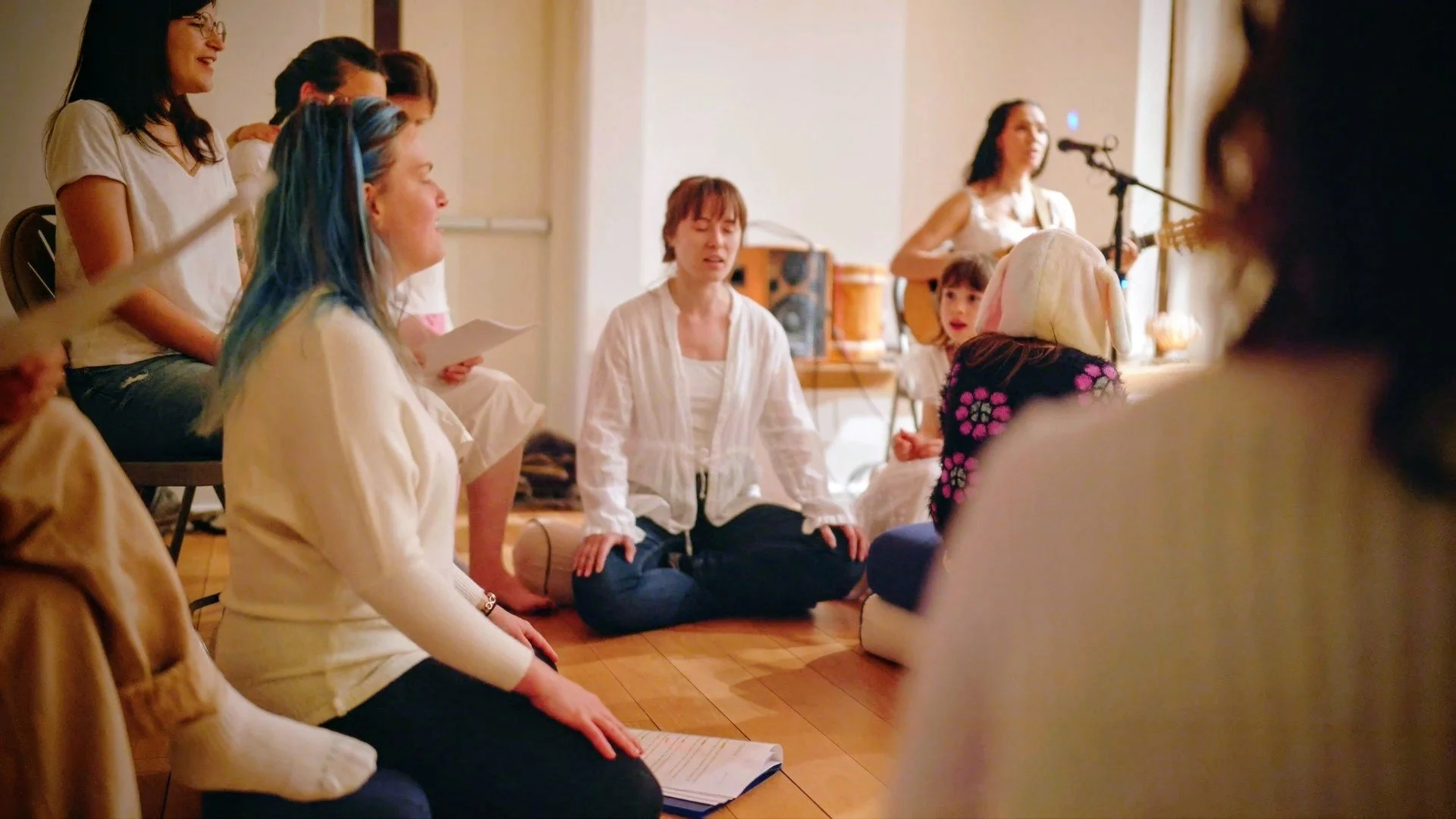 Groupe en cercle pendant une séance de chant collectif