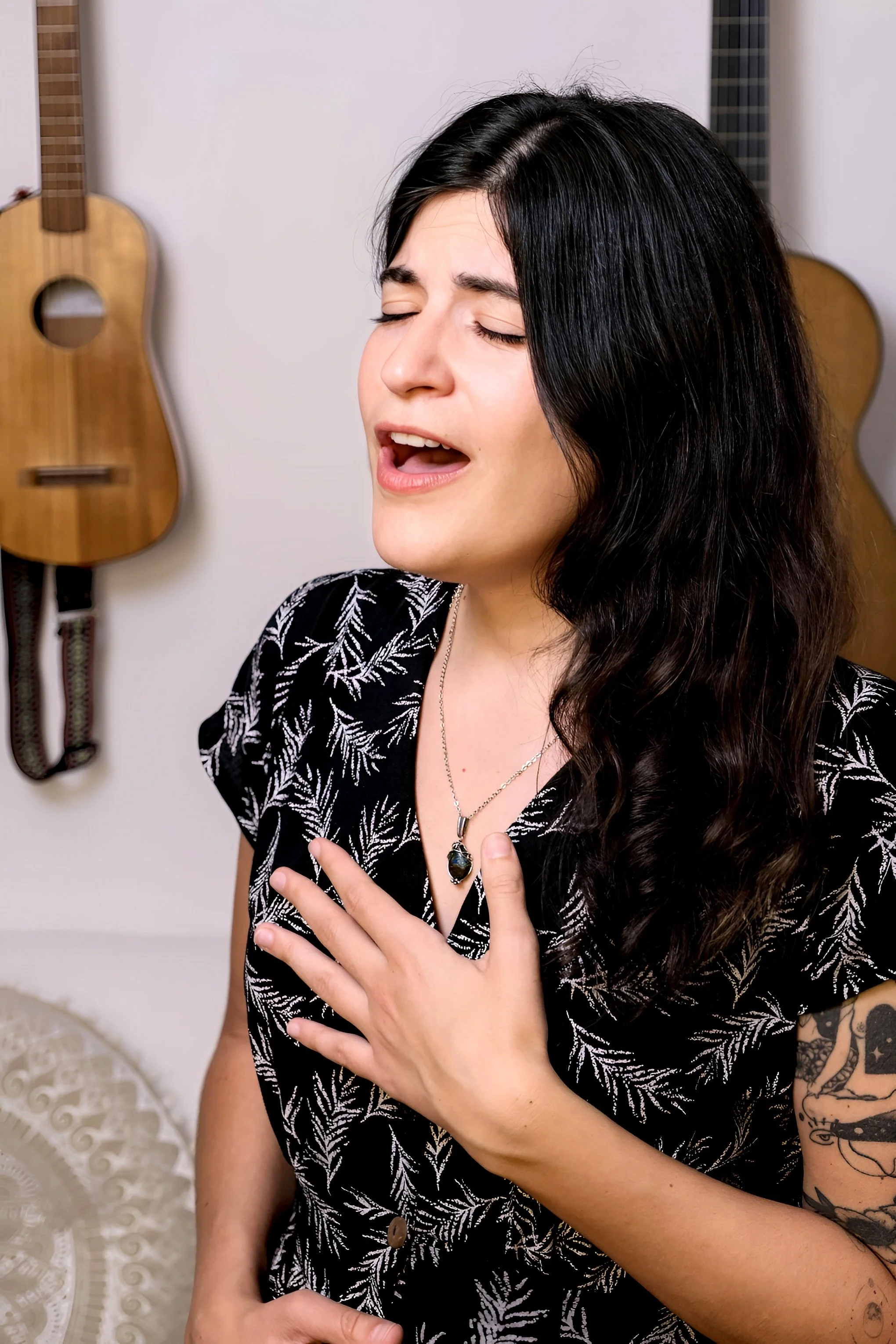 Mamselle Ruiz chantant en studio